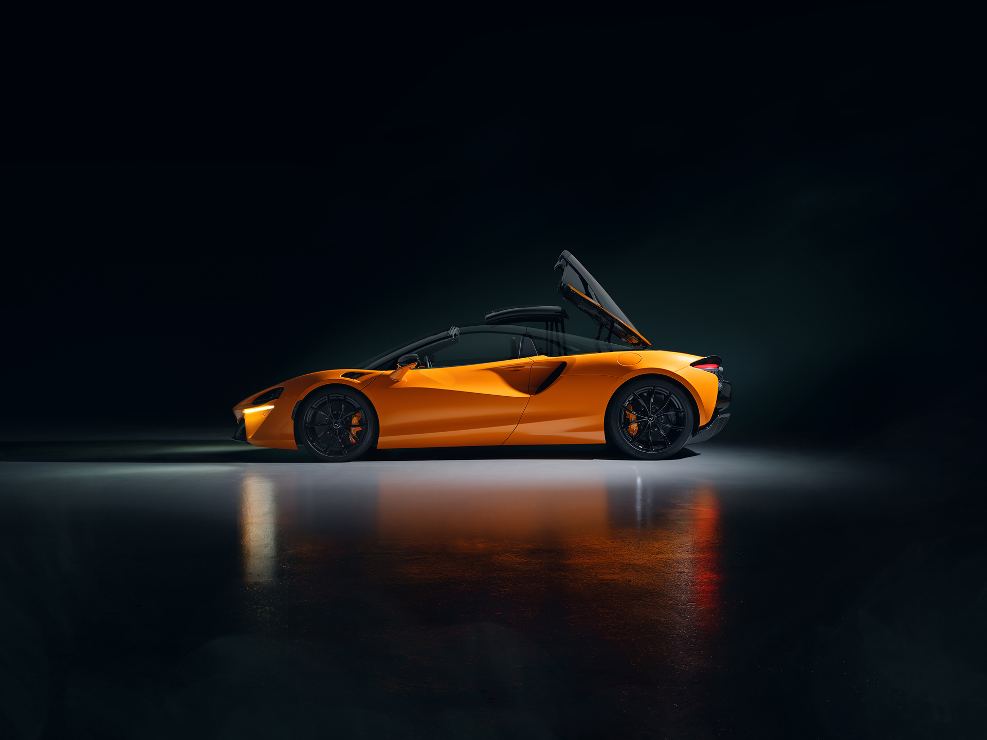 Side profile of McLaren Artura Spider with the roof opening.